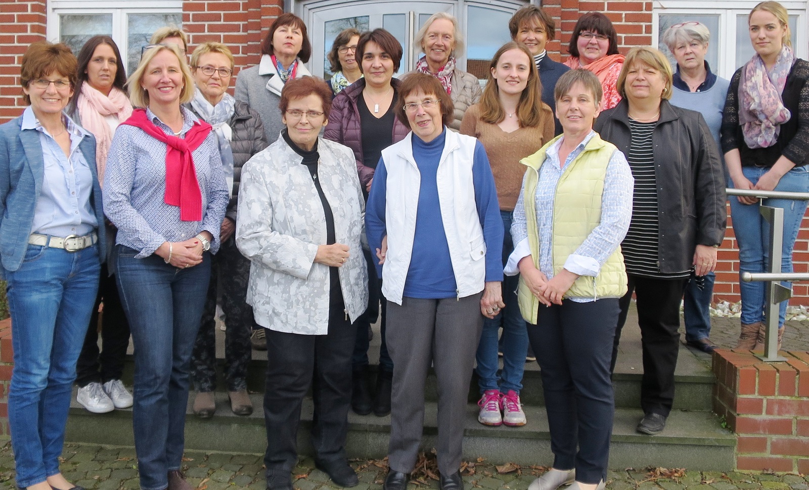 Bramscher CDU-Frauen diskutierten mit der stellvertretenden Landrätin Christiane Rottmann (2. v. l.) und der Ehrenvorsitzenden der Frauenunion Irmgard Vogelsang, MdL a. D. (3. v. l.). Bramscher CDU-Frauen diskutierten mit der stellvertretenden Landrätin Christiane Rottmann (2. v. l.) und der Ehrenvorsitzenden der Frauenunion Irmgard Vogelsang, MdL a. D. (3. v. l.).