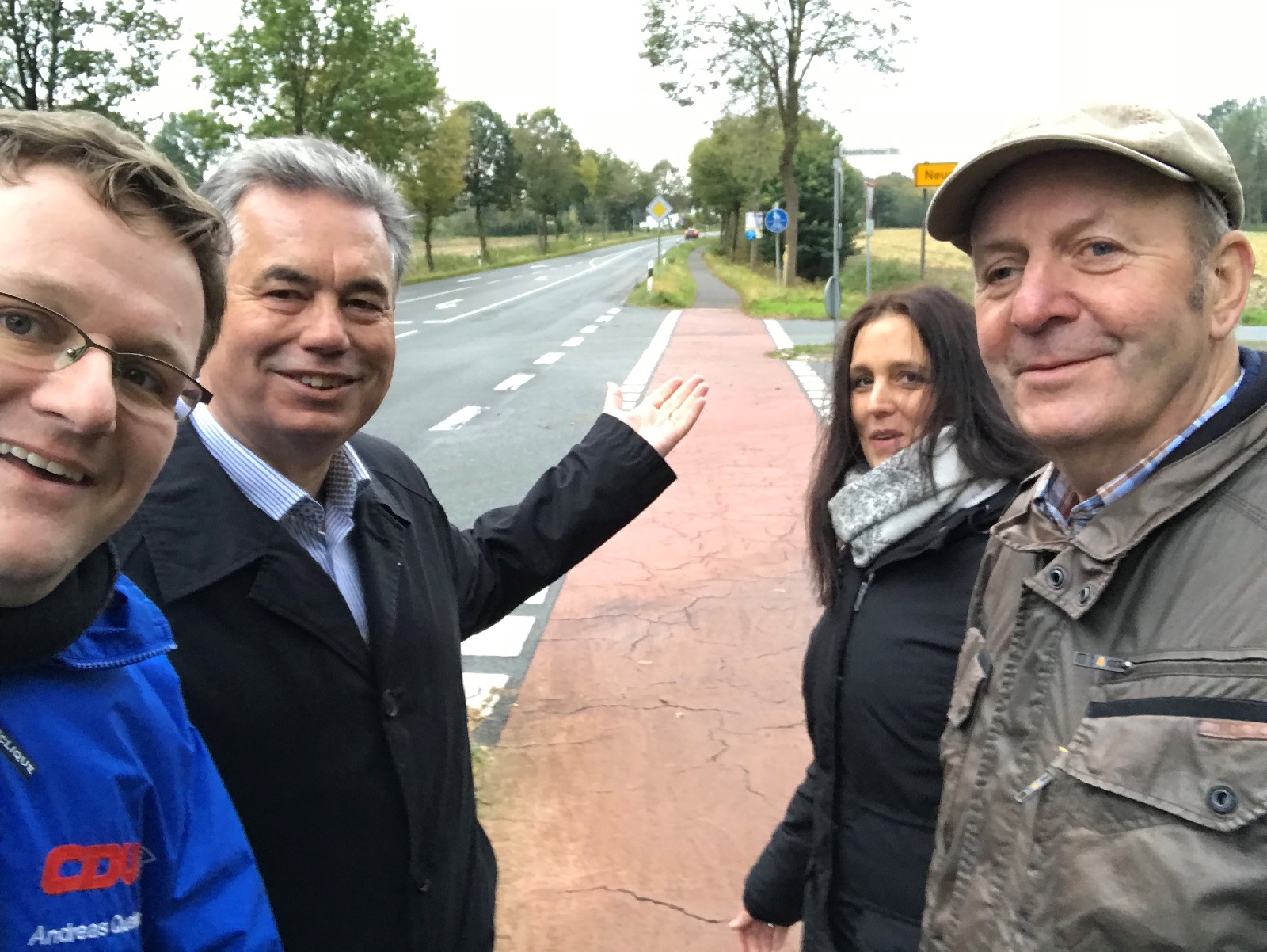 Clemens Lammerskitte, MdL (2.v.l.) setzt sich für die Beleuchtung des Radweges zwischen Bramsche und Achmer ein. Clemens Lammerskitte, MdL (2.v.l.) setzt sich für die Beleuchtung des Radweges zwischen Bramsche und Achmer ein.