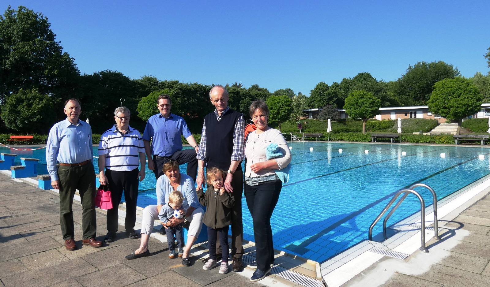 Mitglieder der CDU-Stadtratsfraktion im Freibad Ueffeln: Jan-Gerd Bührmann, Ernst-August Rothert, Andreas Quebbemann, Monika Bruning, Gert Borcherding und Imke Märkl (v.l.) Mitglieder der CDU-Stadtratsfraktion im Freibad Ueffeln: Jan-Gerd Bührmann, Ernst-August Rothert, Andreas Quebbemann, Monika Bruning, Gert Borcherding und Imke Märkl (v.l.)